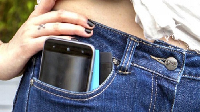 Bahaya Menyimpan Smartphone Di Saku Celana