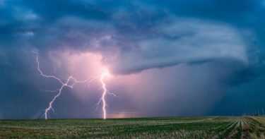 Gara-gara Main HP ditengah Sawah 6 Warga Tersambar Petir