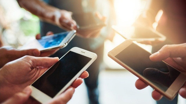 Virus Corona Bisa Menempel dan Menular Lewat Ponsel