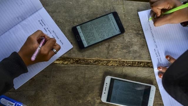 Rekomendasi HP Untuk Belajar Dari Rumah, Harga 1 Jutaan Rekomendasi HP Untuk Belajar Dari Rumah, Harga 1 Jutaan