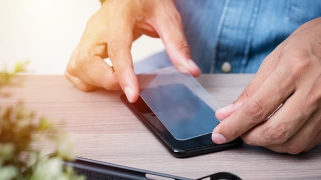 Cara Memasang Tempered Glass Agar Tidak Bergelembung