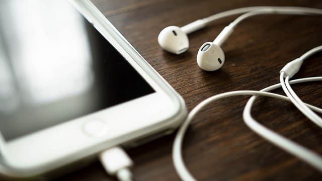 cas hp Apakah Boleh Ngecas Sambil Pakai Headset, Ini Penjelasannya